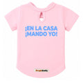 Camiseta estampada para perros BeagleBuddy® con mensaje "En la casa ¡mando yo!" vista posterior.
