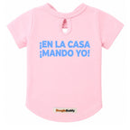 Camiseta estampada para perros BeagleBuddy® con mensaje "En la casa ¡mando yo!" vista posterior.