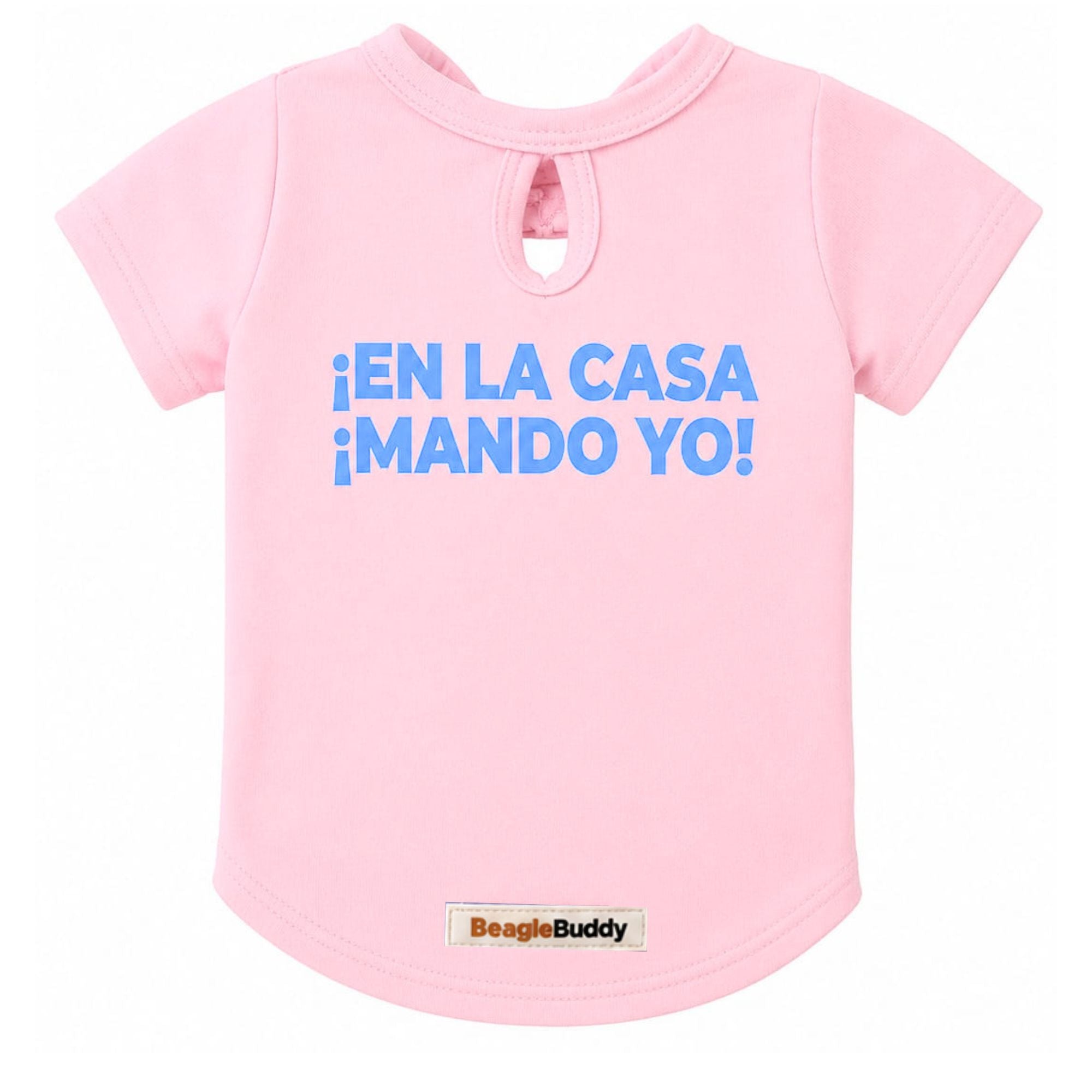 Camiseta estampada para perros BeagleBuddy® con mensaje "En la casa ¡mando yo!" vista posterior.