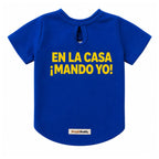 Camiseta estampada para perros BeagleBuddy® color azul con mensaje "En la casa ¡mando yo!" vista posterior.