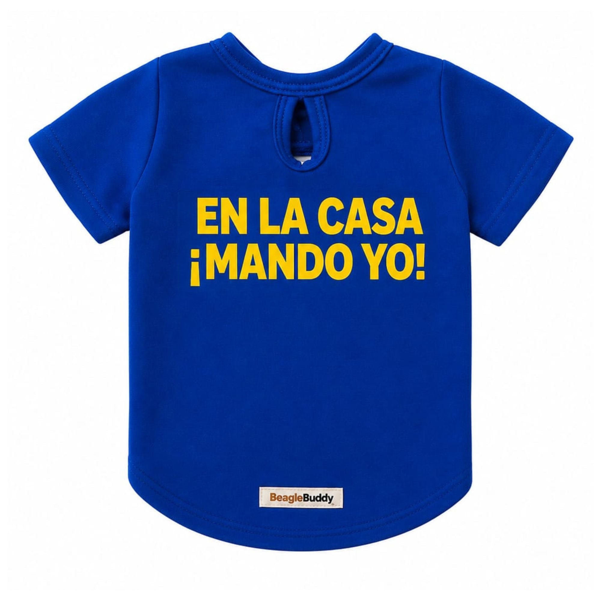Camiseta estampada para perros BeagleBuddy® color azul con mensaje "En la casa ¡mando yo!" vista posterior.