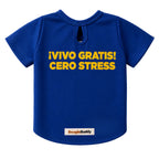 Camiseta estampada para perros BeagleBuddy® color azul con mensaje "vivo gratis" vista posterior.
