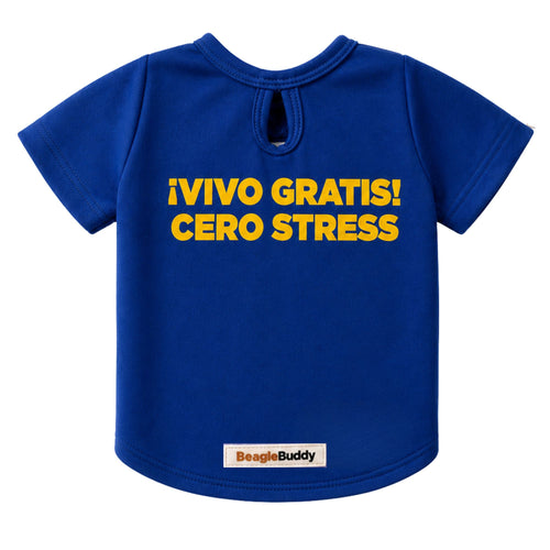 Camiseta estampada para perros BeagleBuddy® color azul con mensaje "vivo gratis" vista posterior.