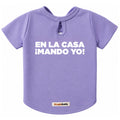 Camiseta estampada para perros BeagleBuddy® color lila con mensaje "En la casa ¡mando yo!" vista posterior.