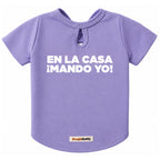 Camiseta estampada para perros BeagleBuddy® color lila con mensaje "En la casa ¡mando yo!" vista posterior.