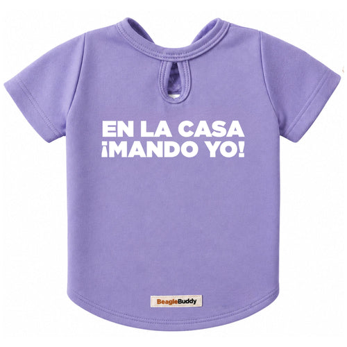 Camiseta estampada para perros BeagleBuddy® color lila con mensaje "En la casa ¡mando yo!" vista posterior.