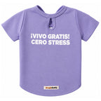 Camiseta estampada para perros BeagleBuddy® color lila con mensaje "vivo gratis" vista posterior.