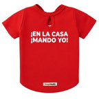 Camiseta estampada para perros BeagleBuddy® color rojo con mensaje "En la casa ¡mando yo!" vista posterior.