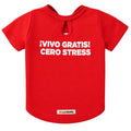 Camiseta estampada para perros BeagleBuddy® color rojo con mensaje "Yo vivo gratis" vista posterior.
