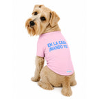 Perro usando camiseta estampada para perros BeagleBuddy® con mensaje "En la casa ¡mando yo!" vista posterior.