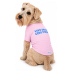 Perro usando camiseta estampada para perros BeagleBuddy® con mensaje "vivo gratis" vista posterior.