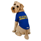 Perro usando camiseta estampada para perros BeagleBuddy® color azul con mensaje "En la casa ¡mando yo!" vista posterior.