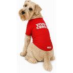 Perro usando camiseta estampada para perros BeagleBuddy® color rojo con mensaje "vivo gratis" vista posterior.