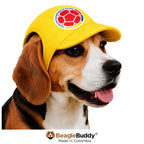 Perro usando gorra para perro Selección Colombia BeagleBuddy® con protección solar.