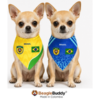 Perros usando pañoleta doble faz para perro BeagleBuddy® diseño Selección Brasil.