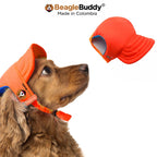 Perro usando gorra para perro BeagleBuddy® color naranja.