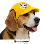 Perro usando gorra para perro BeagleBuddy® diseño Selección Colombia amarilla.