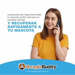 alt="Mujer hablando por teléfono mostrando cómo la placa con QR para mascotas BeagleBuddy facilita recuperar a tu mascota rápidamente"